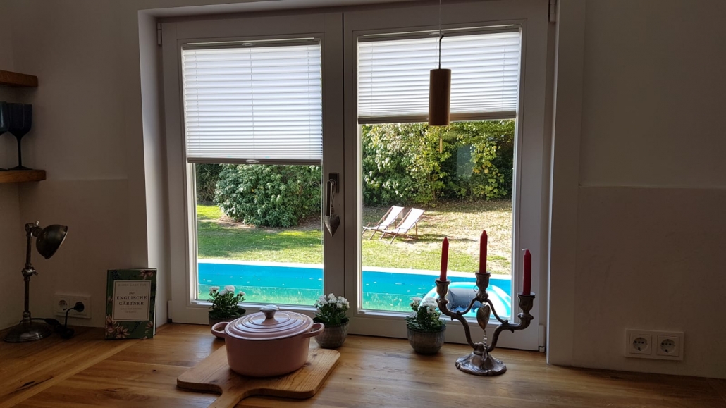 Küchenfenster mit Plissees montiert von den Maler-Engeln Küchenfenster mit Plissees montiert von den Maler-Engeln
