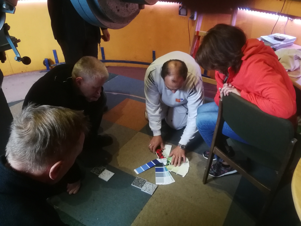 Beratung in der Kuppel - Das Sternwartenteam entscheidet gemeinsam über die vorgeschlagenen Materialien und Farben