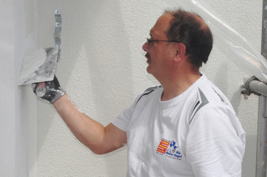 Malermeister Patrick Seydler beim Aufziehen von Außenputz Malermeister Patrick Seydler beim Aufziehen von Außenputz