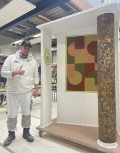 Timo neben seiner Kabine bei der überbetrieblichen Unterweisung