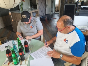 Unterschreiben des Arbeitsvertrags