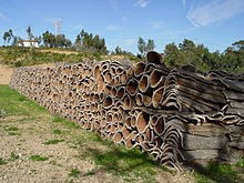 Lagerung der Korkrinden - "Dieses Foto" von Unbekannter Autor ist lizenziert gemäß CC BY-SA