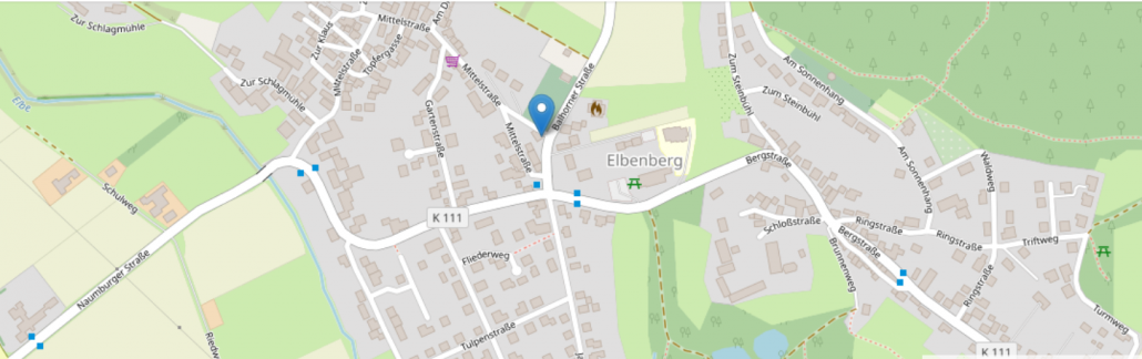 Kartenausschnitt Naumburg-Elbenberg mit Maler-Engeln im Raiffeisenweg 1 - siehe Pin - , rechts unten der Turmweg, wo sich oberhalb das Türmchen befindet und links im Bild die Elbe - © OpenStreetMap-Mitwirkende - www.openstreetmap.org/copyright
